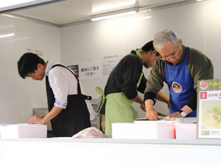 思いを込めた各ブースでの調理