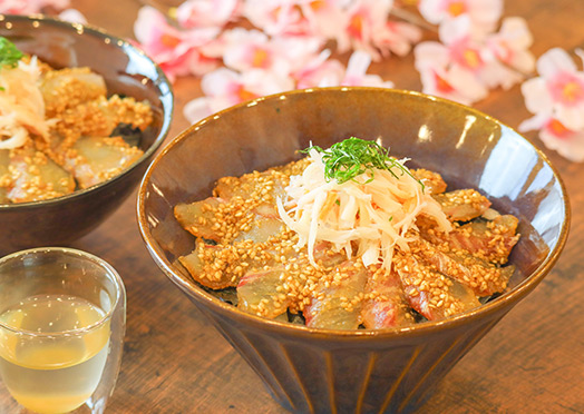 鯛と紅ガニのゴマ漬け丼