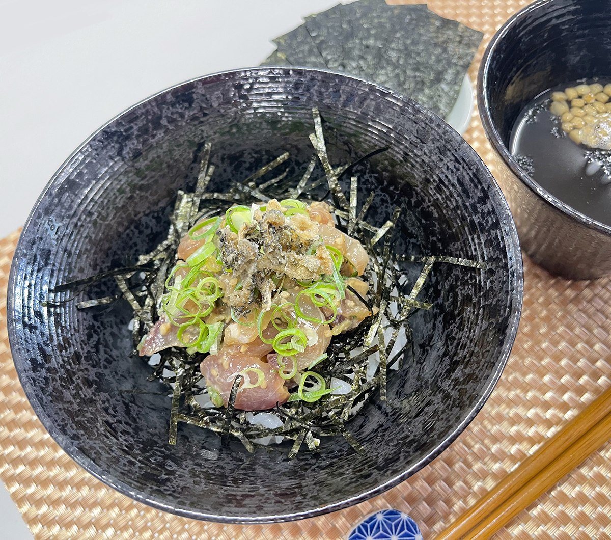 岡山海の幸ブラック丼(黒鯛と黒海苔のなめろう丼、出汁茶漬けでもどうぞ)!!