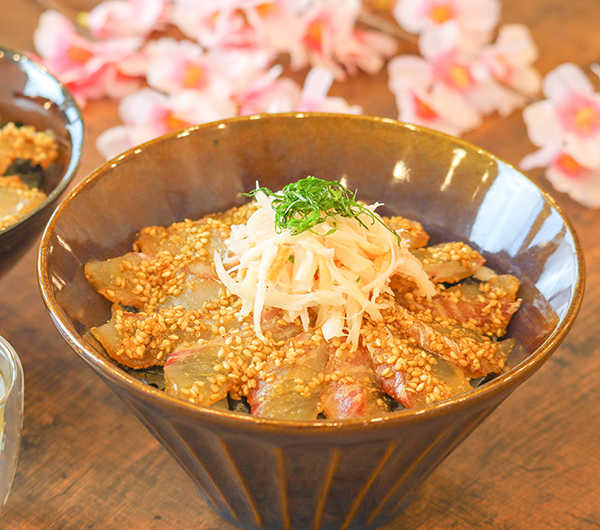 鯛と紅ガニのゴマ漬け丼