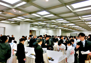 調理技術コンクール出場作品を見学する来場者