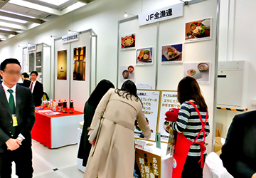 プライドフィッシュクイズの答えを求め、携帯で検索する来場者