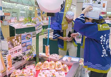 試食の準備をするJF徳島漁連の職員ら(相模原店)