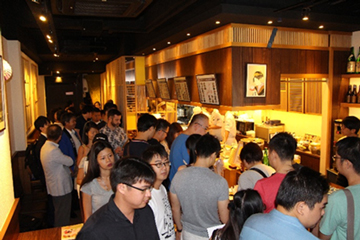 セミナー後に卸したての生ビンナガマグロを使った試食会を開催