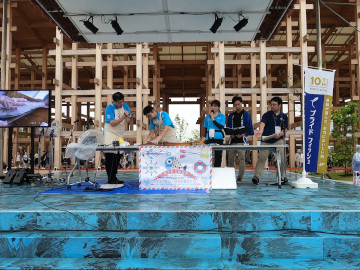 JF大阪漁連・水産庁・JF全漁連ステージで捌く様子をモニターで紹介