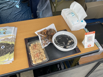 左から、じゅーしー、もずく天ぷら、イカスミ汁