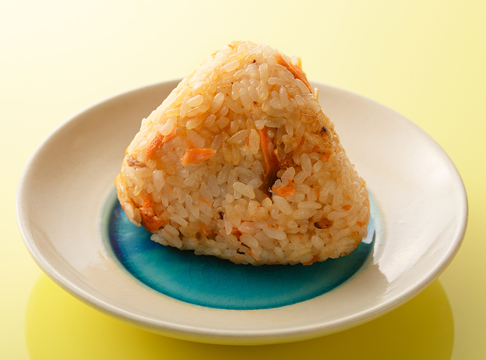 皮まで食べられる！ しゃけのホイルやき風おにぎり